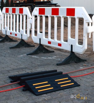 Rampa negra protectora cables y mangueras con 2 canaletas (90 x 75 mm) sin tapa 300 mm (anch.) - Rampa protectora cables y ma...