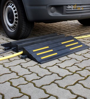 Rampa negra protectora cables y mangueras con 2 canaletas (90 x 75 mm) sin tapa, 680 mm (anch.) - Rampa protectora cables y m...